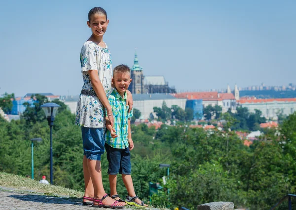 Prag'da iki sevimli çocuk — Stok fotoğraf