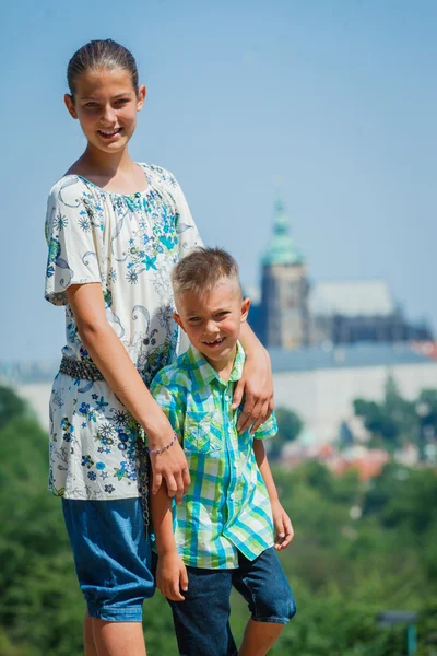 Zwei süße Kinder in Prag — Stockfoto