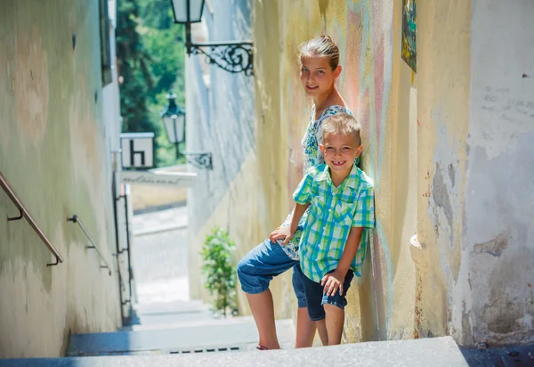 Két aranyos gyerekek Prágában — Stock Fotó