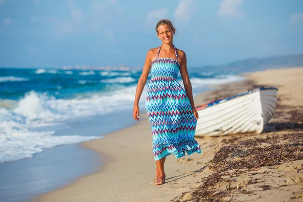 Junges Mädchen läuft am Strand — Stockfoto