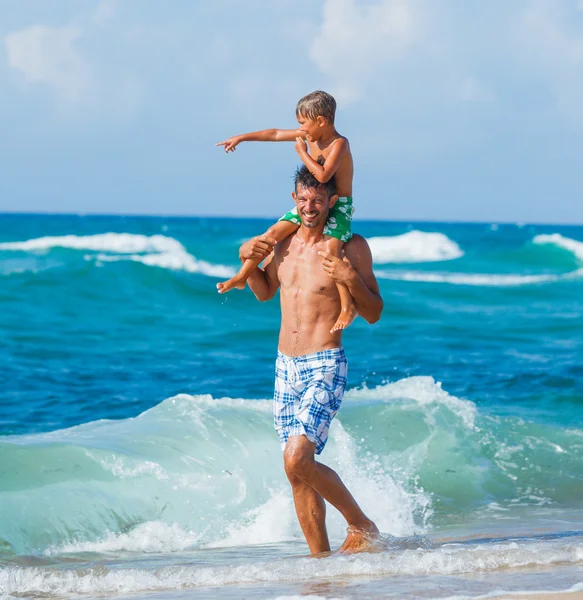 Father and son playing in the sea — Stock Photo, Image