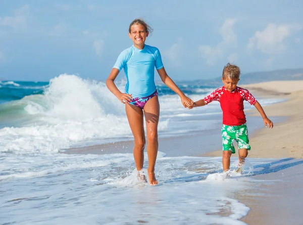 Niños corriendo en la playa — Foto de Stock