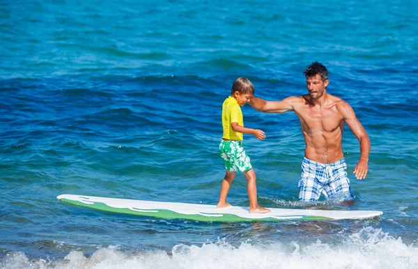 Kleine jongen surfen — Stockfoto