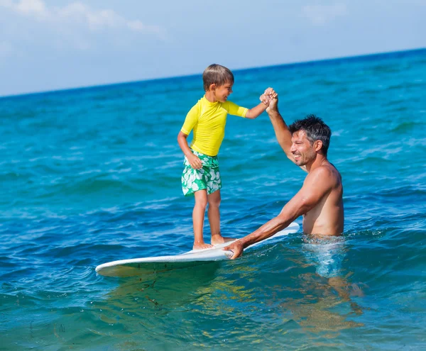 Sevimli çocuk sörf — Stok fotoğraf