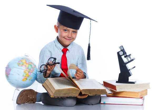 Kleine jongen in academische hoed — Stockfoto