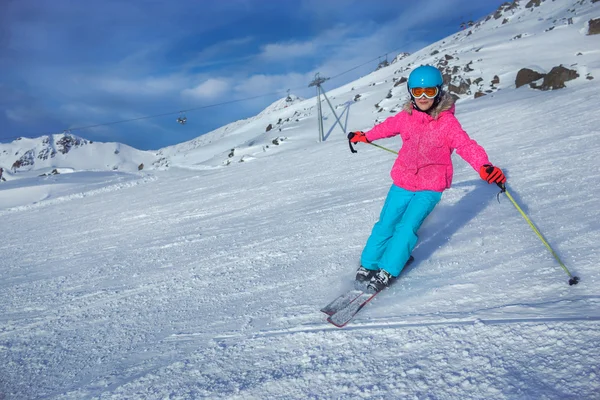 Fille skieuse en station d'hiver — Photo