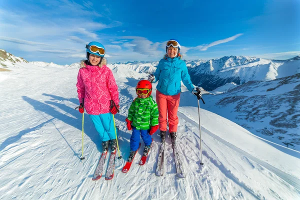 Happy family ski team — Stockfoto