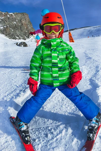 Menino esquiador feliz . — Fotografia de Stock