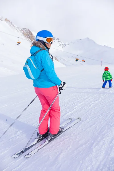 Kvinna på skida — Stockfoto