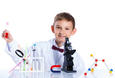 Genç hevesli kimyager