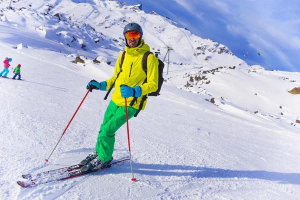 Hombre esquiador en las montañas de invierno —  Fotos de Stock