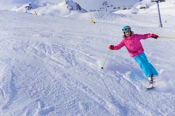 Meisje skiër in winter resort — Stockfoto