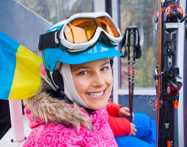 Kleine skiër op skilift — Stockfoto