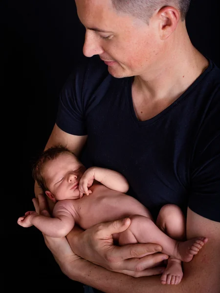 生まれたばかりの赤ちゃんを持つ父 — ストック写真