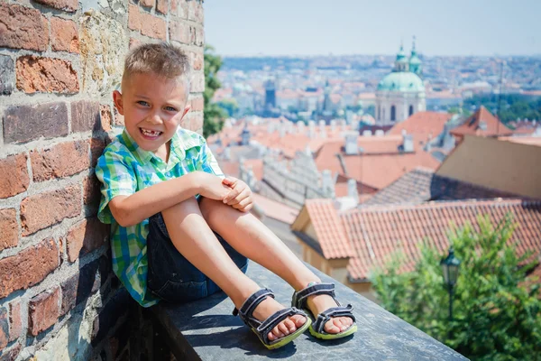 Schattige jongen in Praag — Stockfoto