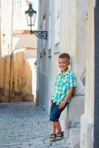 Lindo chico en Praga —  Fotos de Stock