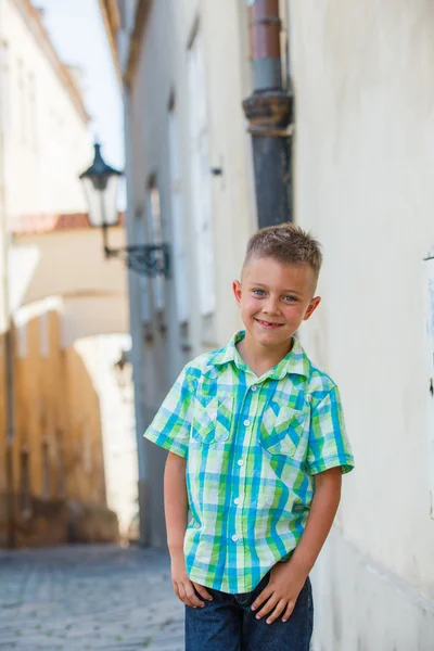Милый мальчик в Праге — стоковое фото