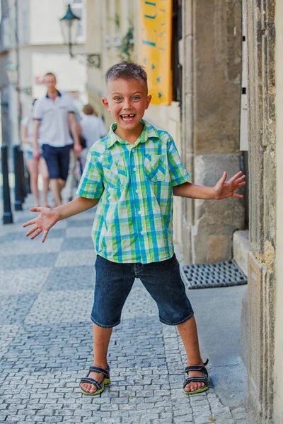 Lindo chico en Praga —  Fotos de Stock