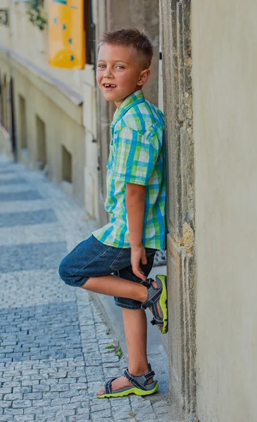 Lindo chico en Praga —  Fotos de Stock