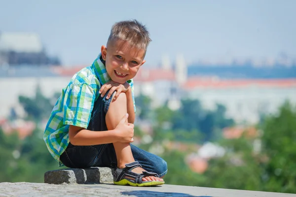 Söt pojke i Prag — Stockfoto