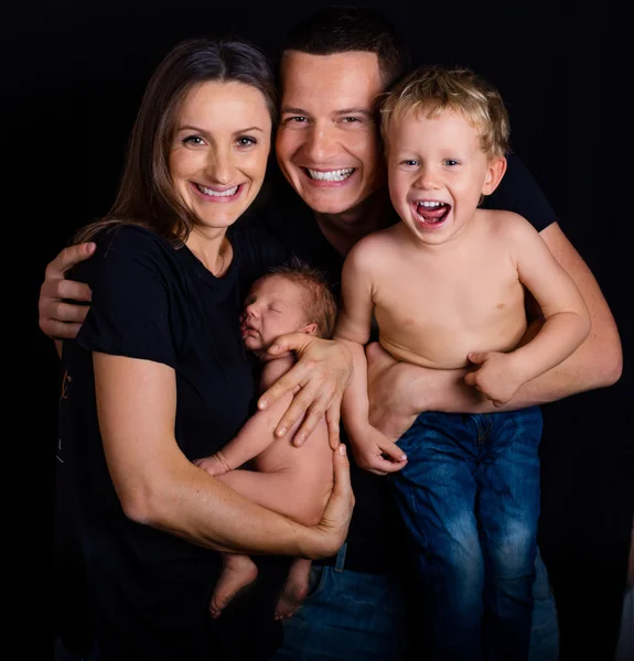 Família feliz com recém-nascido — Fotografia de Stock