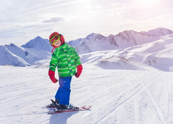 Mutlu kayakçı çocuk. — Stok fotoğraf