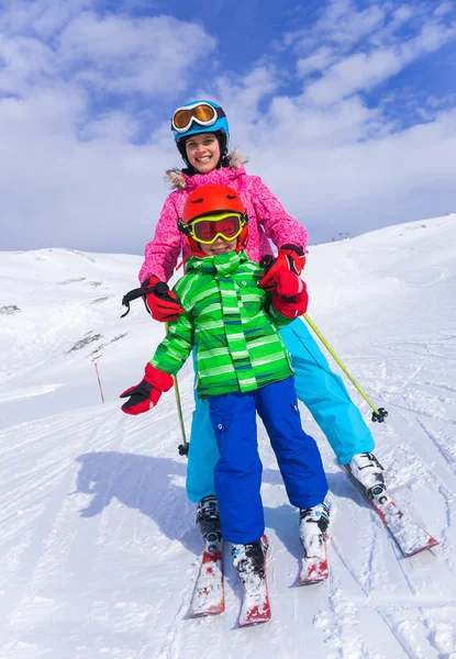 Barnen på ski resort — Stockfoto