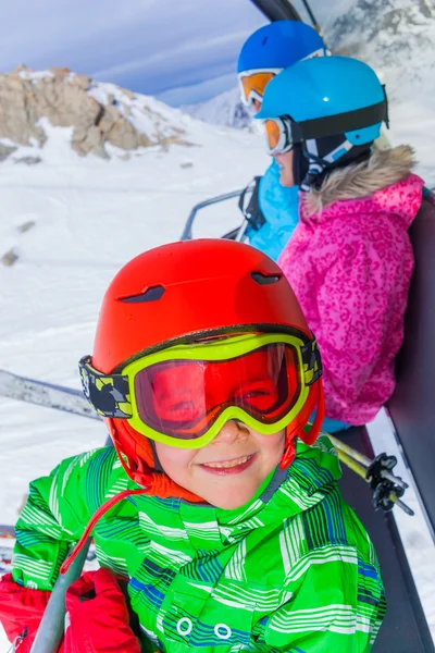 Маленький лыжник на подъемнике — стоковое фото