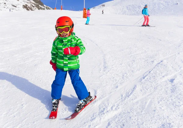 Gelukkig skiër jongen. — Stockfoto