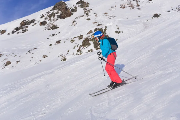 Vrouw op de ski — Stockfoto