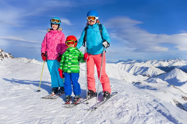 Squadra di sci di famiglia felice — Foto Stock