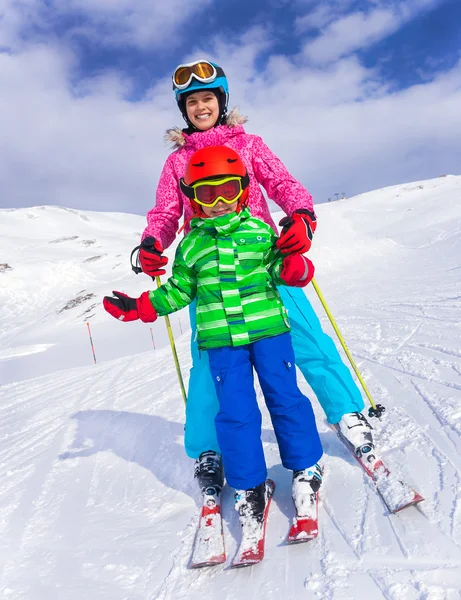 Jonge geitjes bij skiresort — Stockfoto