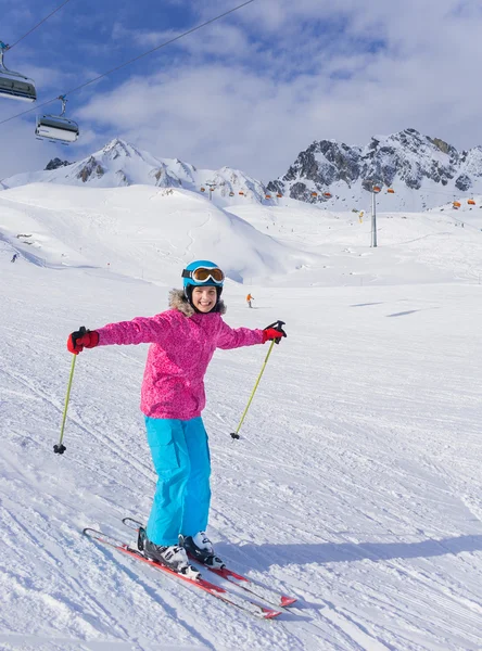 冬のリゾート地の中で女の子のスキーヤー — ストック写真