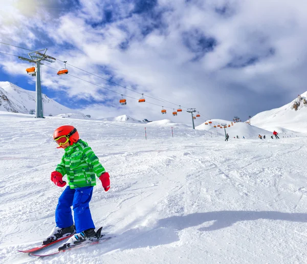Glücklicher Skifahrer-Junge. — Stockfoto