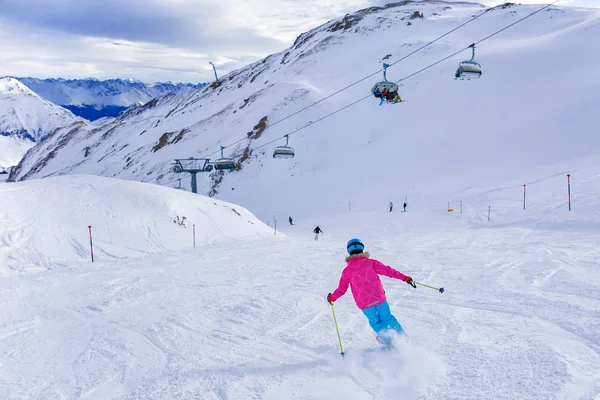 Ragazza sciatrice in località invernale — Foto Stock