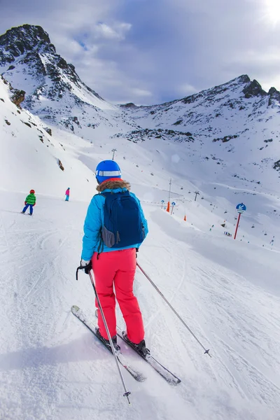 Femme sur le ski — Photo