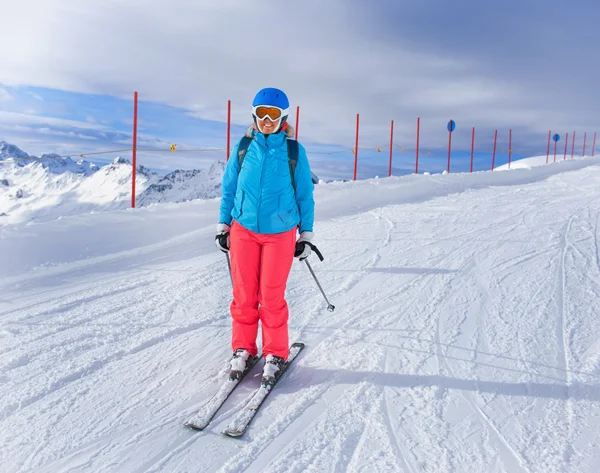 Kobieta na nartach — Zdjęcie stockowe