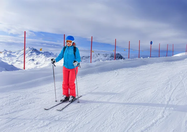 Mujer en el esquí — Foto de Stock