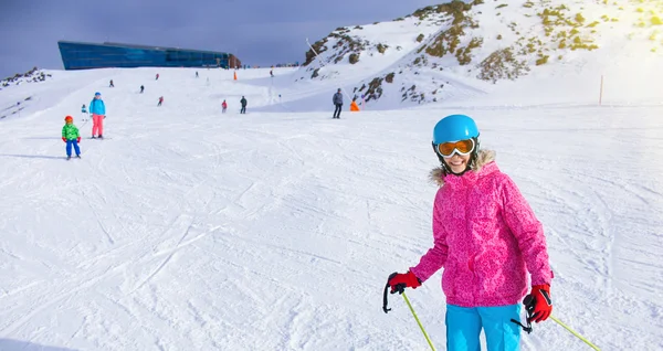 Girl skier in winter resort — Stock Photo, Image