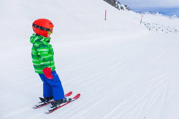 Gelukkig skiër jongen. — Stockfoto