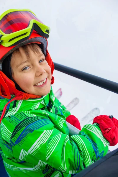 Pequeno esquiador no teleférico — Fotografia de Stock
