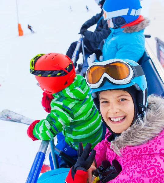 Skidåkare barn på ski lift — Stockfoto