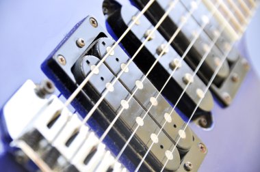 Bir gitar manyetikler