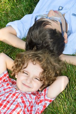 Çok mutlu kardeşler