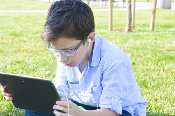 Barn använder tablet — Stockfoto