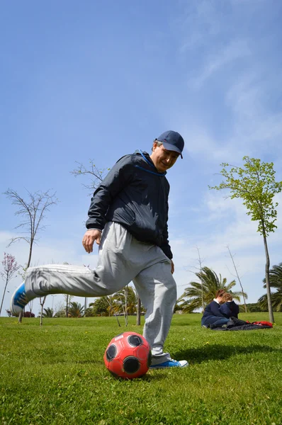 Muž s fotbal — Stock fotografie