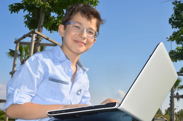 Happy child and laptop — Stockfoto