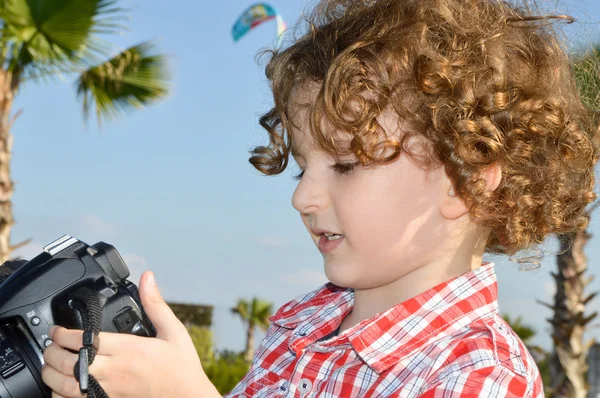 Pequeño niño fotógrafo — Foto de Stock