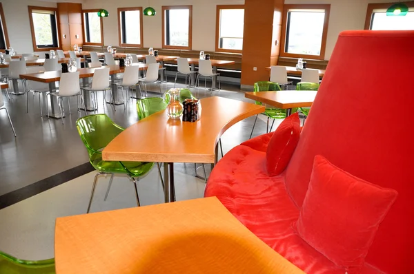Lege Restaurant, tafel en stoelen — Stockfoto