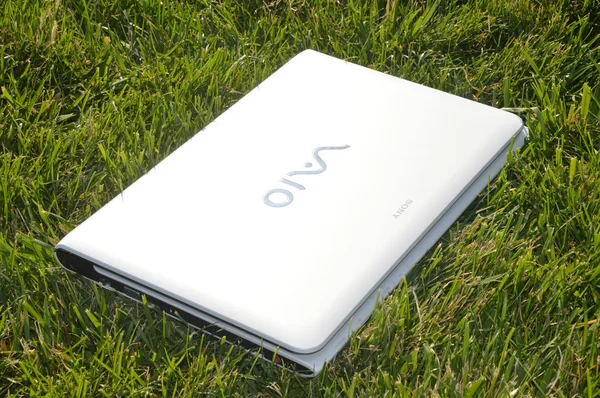Белый ноутбук на траве — стоковое фото